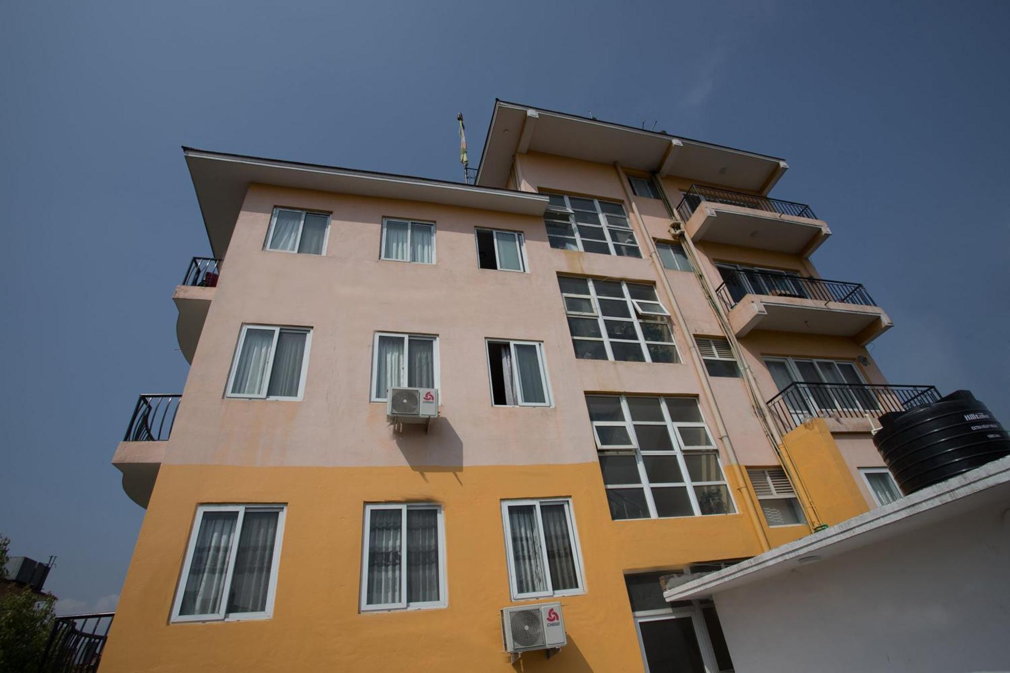 Oyo 135 Lost Garden Apartment And Guest House Katmandu Zewnętrze zdjęcie